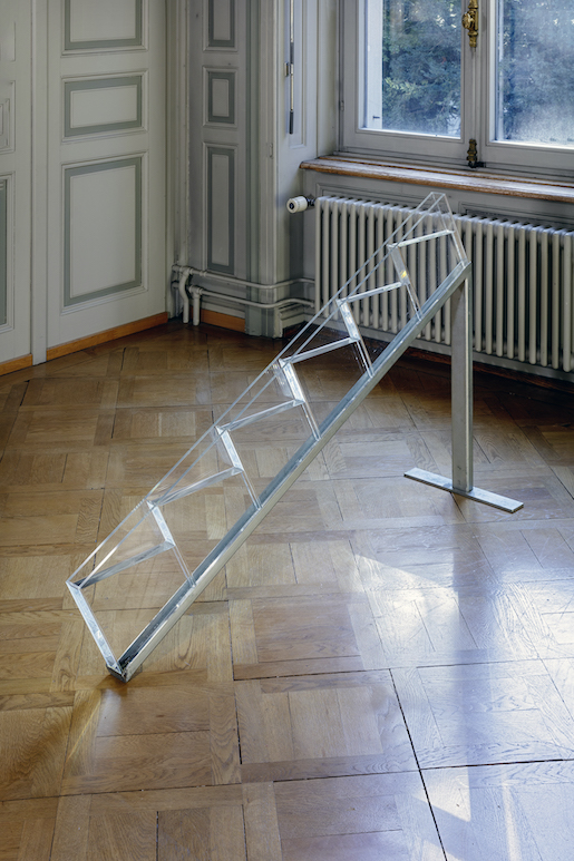 Roman Signer, Treppe, 1976, Eisen verzinkt, Plexiglas und Wasser, 93 × 149 × 40 cm, Schenkung Ursula Hauser, 2022 - Foto: Stefan Rohner